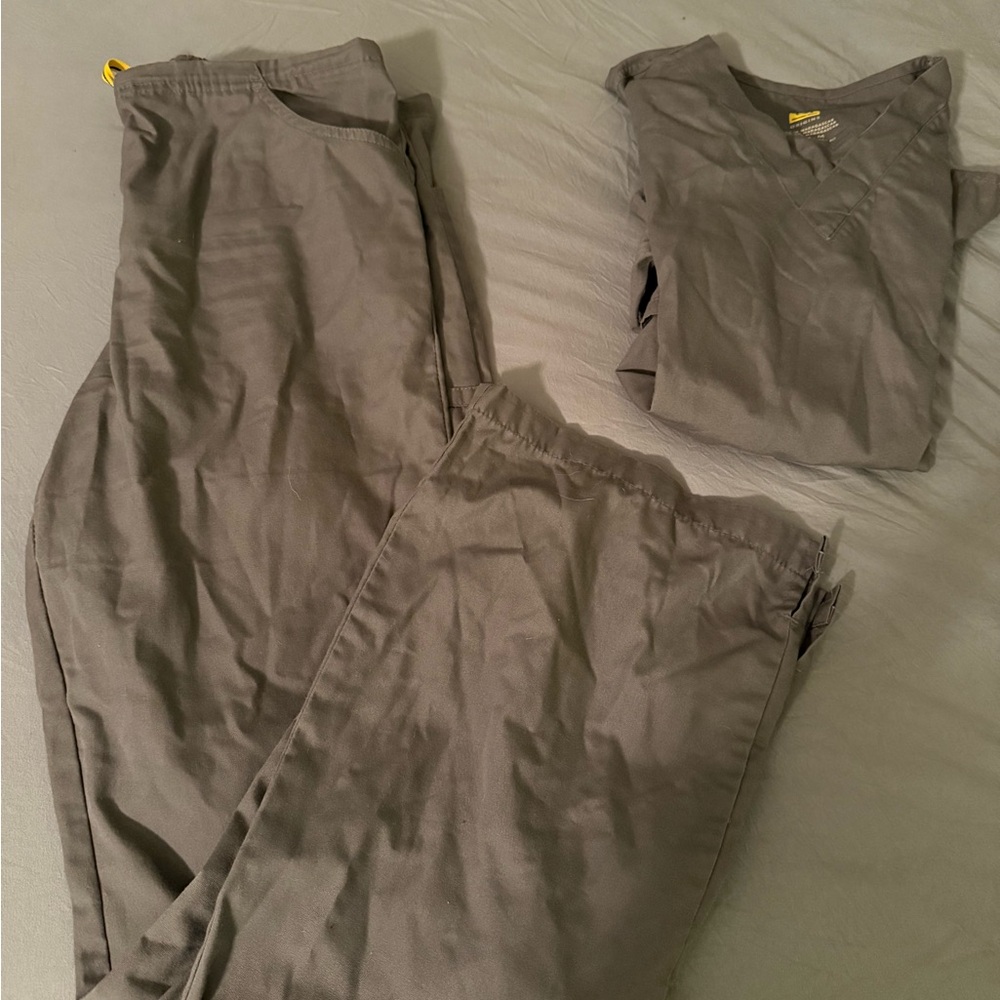 gray wonder wink scrubs